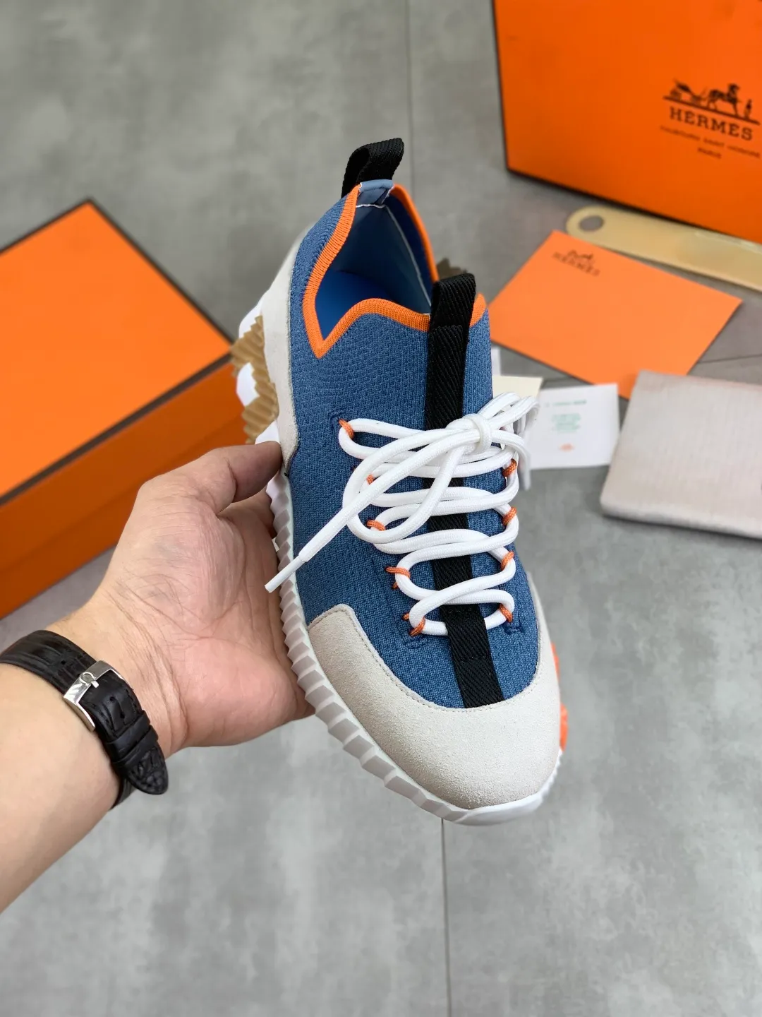 Men's men's shoes 💰P580 New model Top version Original order Hermes Men's Drift Sneaker Summer new casual sports shoes Original purchase, development, production H family men's classic series, technical breathable fabrics with cowhide, casual sports shoes, casual shoes, sports dad shoes combine high-tech breathable materials and cowhide, H family exclusive button decoration on the side. The outsole is full of H italic design and bright colors to show vitality and continue the brand design inspiration. Stroll around the city lightly and feel free and comfortable. Delivered in exquisite packaging 🛍📦 ▪️Fabric: original customized breathable material + first-layer cowhide ▪️Inner: cowhide feet ▪️Outsole: molded and evacuated PU+TPU material ▪️Size: 35-45 Multiple colors available Premium packaging